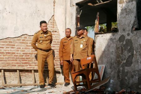 Plt Bupati Sidoarjo H. Subandi  saat melihat kondisi SDN Jenggot Krembung