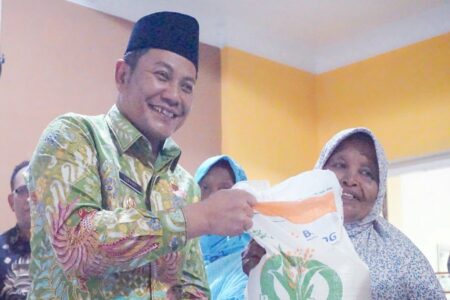 Plt Bupati Sidoarjo H. Subandi: menyerahkan bantuan beras ke warga
