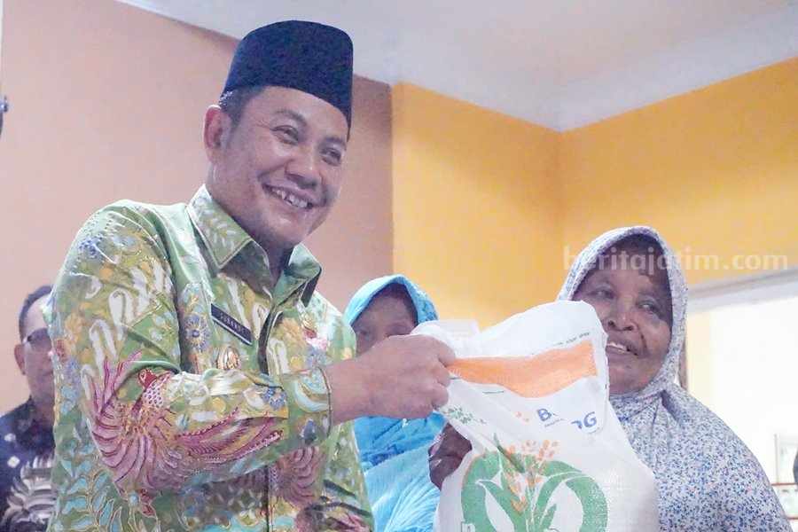 Plt Bupati Sidoarjo H. Subandi: menyerahkan bantuan beras ke warga