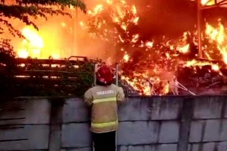 Petugas kebakaran mencari titik lokasi untuk menjinakkan api