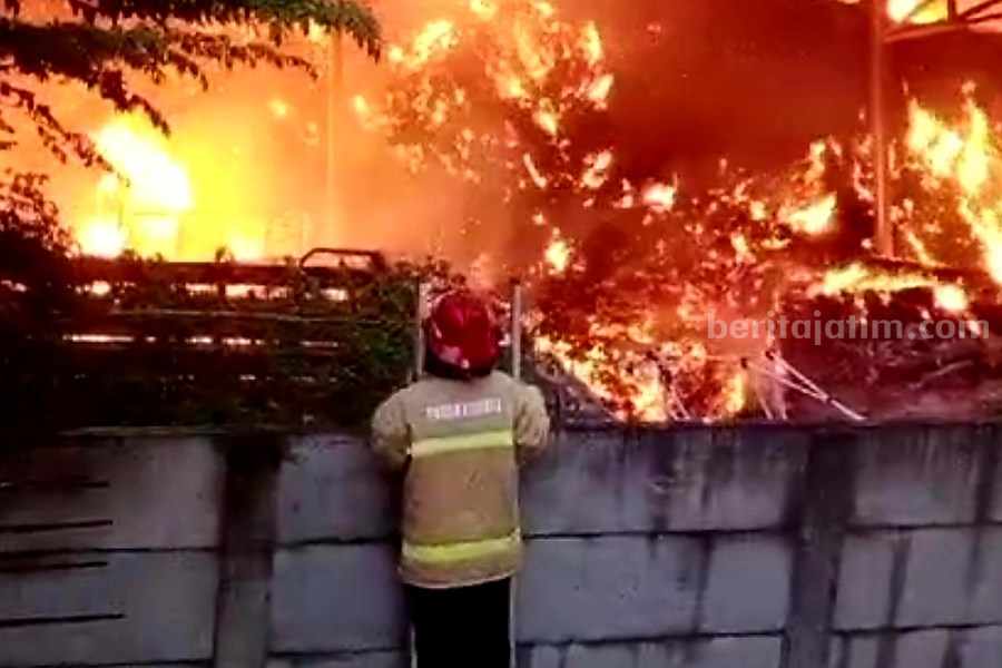 Petugas kebakaran mencari titik lokasi untuk menjinakkan api