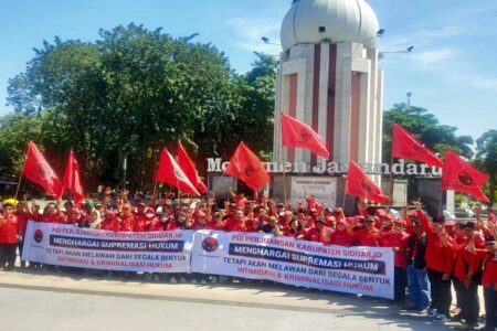 Ratusan kader dan simpatisan PDI Perjuangan menyatakan sikap di Monumen Jayandaru Alun-Alun Sidoarjo.