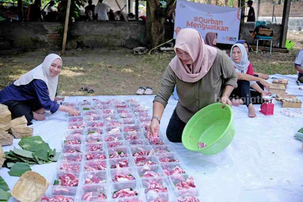LMI Bagikan 500 Paket Daging Kurban untuk Daerah Miskin di Kediri