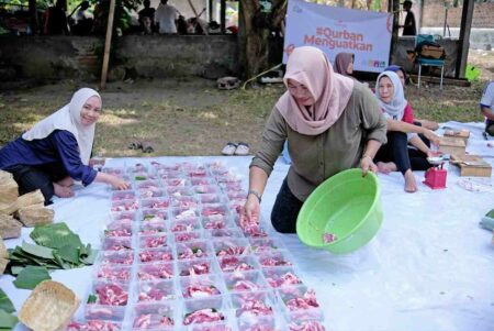 LMI Bagikan 500 Paket Daging Kurban untuk Daerah Miskin di Kediri
