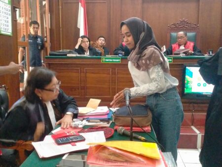 Hajar Selingkuhan Suami, Febyliani Dituntut 1 Bulan Penjara Foto : Terdakwa Febyliani Puspitasari Saat Menjalani Sidang di PN Surabaya