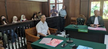 Mengaku Magister Hukum, Pengacara Robert Simangunsong Diadili