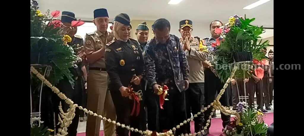 Kajati Jatim Mia Amiati Saat Meresmikan Rumah Restoratif Juatice di Universtitas Trunojoyo Madura