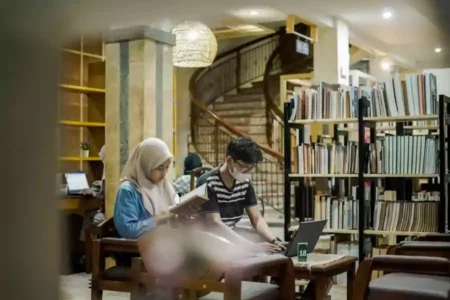 Arisza Library and Learning merupakan salah satu destinasi literasi kekinian yang ada di Kota Pahlawan.