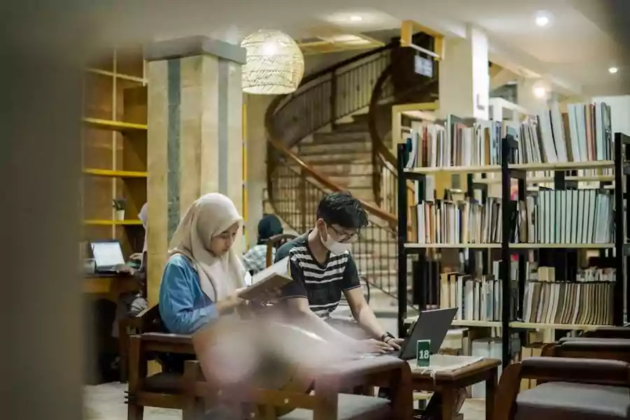 Arisza Library and Learning merupakan salah satu destinasi literasi kekinian yang ada di Kota Pahlawan.