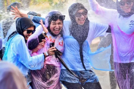 Serunya Poundfit Water Colour Party Anoraga Project, Ratusan Perempuan di Tuban Diguyur Air BPBD Tuban