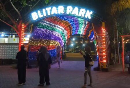 Cantik! 5 Rekomendasi Wisata Malam di Blitar, Cocok untuk Bersama Keluarga Berwisata malam hari di Blitar Park. (Instagram/@blitarparkwsta)