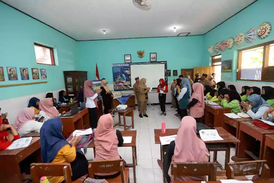 Bupati Banyuwangi Ipuk Fiestiandani saat meninjau pelaksanaan program parenting Sobat di SDN 1 Gendoh, Kecamatan Sempu. (rin)