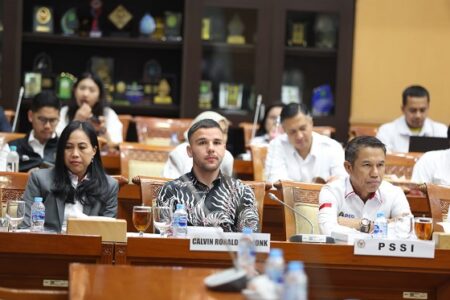 Naturalisasi Calvin Verdonk dan Jens Raven Disetujui DPR RI, Ini Penjelasannya! Calvin Verdonk (tengah) ketika hadir dalam Rapat Kerja Komisi X dan III DPR RI di Jakarta. Foto: PSSI