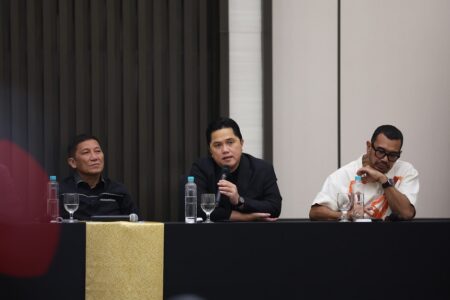 Ketua umum PSSI Erick Thohir ketika memaparkan transformasi Liga Sepak bola Indonesia kepada awak media di Jakarta. Foto: PSSI