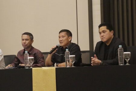 LIB Tindak Lanjuti Insiden Rusuh Suporter di Bandung, Panggil Manajemen Persib Direktur Utama PT Liga Indonesia Baru (LIB), Ferry Paulus saat memberikan keterangan kepada awak media di Jakarta. Foto: PT LIB