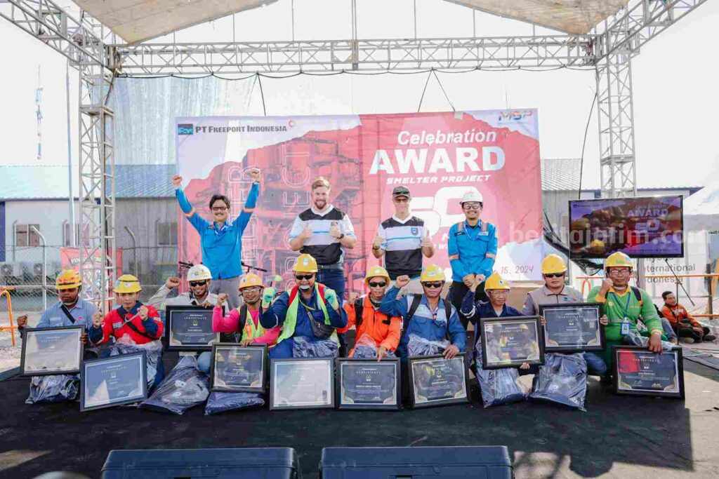 Foto karyawan Freeport Indonesia dan kontraktor di KEK JIIPE Gresik merayakan 50 Juta jam kerja selamat selama pembangunan.