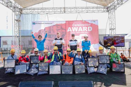 Jelang Produksi Perdana, Freeport Gresik Capai 50 Juta Jam Kerja Foto karyawan Freeport Indonesia dan kontraktor di KEK JIIPE Gresik merayakan 50 Juta jam kerja selamat selama pembangunan.