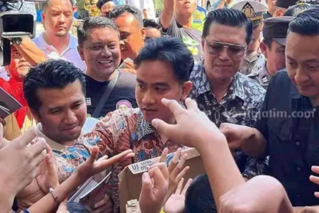 Gibran Bagi-bagi Susu Gratis di Surabaya Bareng Emil dan Bos Kebab foto beritajatim