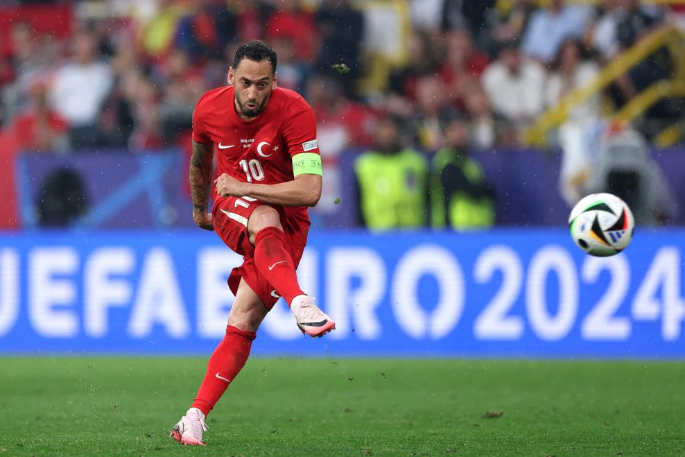 Hakan Calhanoglu menjadi poros permainan Turki selama gelaran Euro 2024. Foto: UEFA