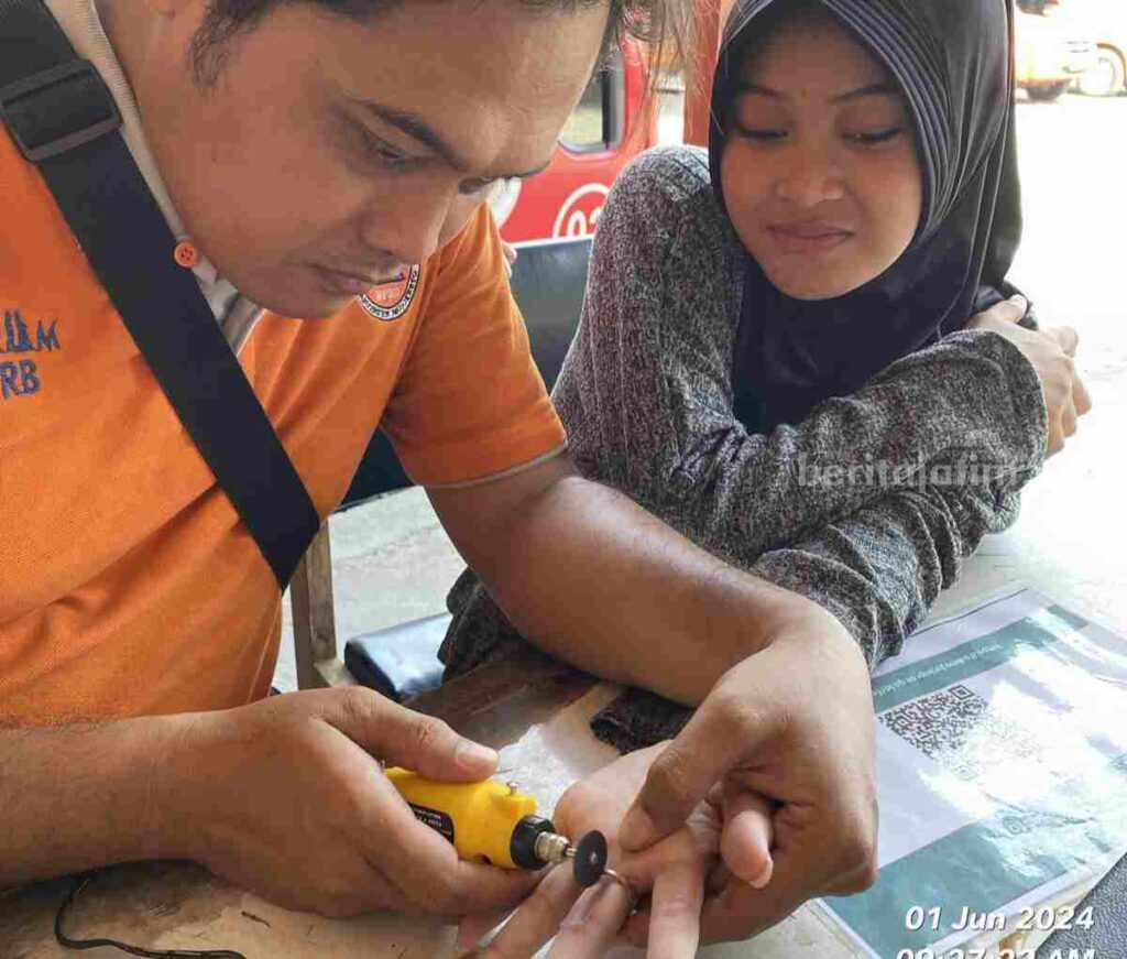Petugas menggunakan gerinda mini untuk melepas cincin. [Foto : ist]
