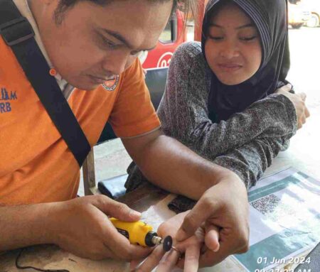 Petugas menggunakan gerinda mini untuk melepas cincin. [Foto : ist]