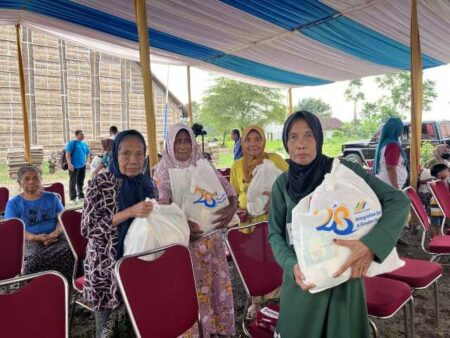 PTPN I Regional 4 Bagikan Ratusan Paket Sembako Gratis untuk Warga