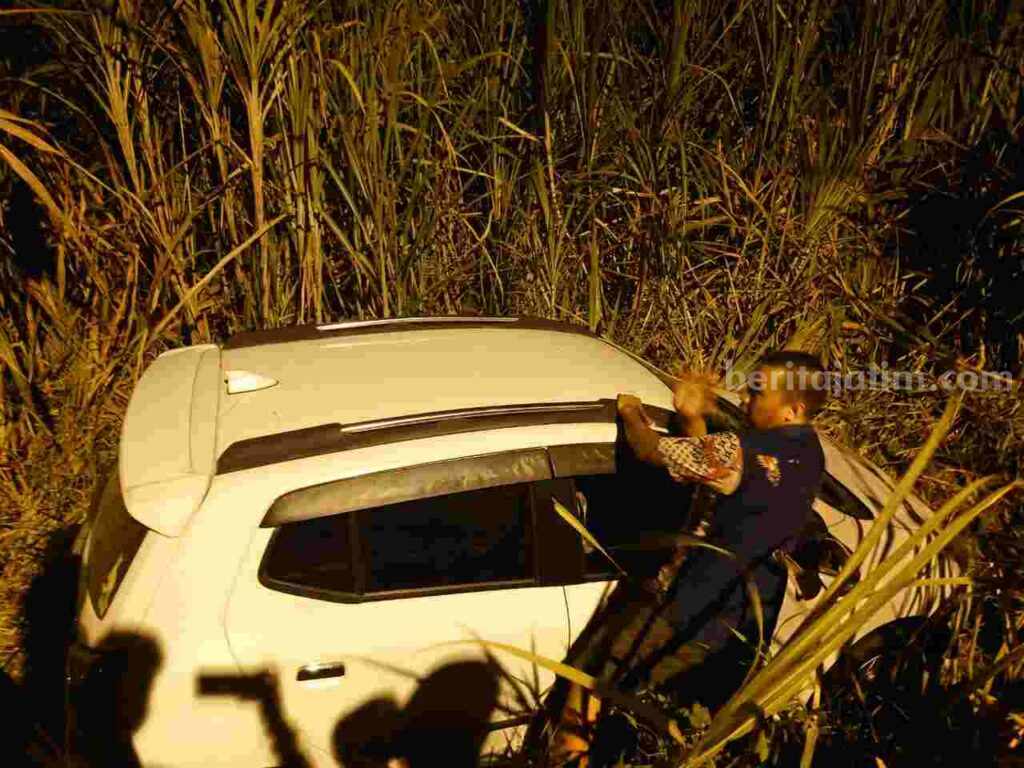 Kondisi mobil Toyota Agya S 1698 SO yang terperosok ke parit di Dusun Balong Lombok, Desa Sumolawang, Kecamatan Puri, Kabupaten Mojokerto, Sabtu (1/6/2024). [Foto : ist]