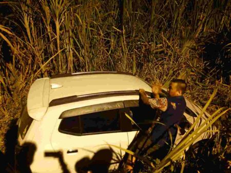 Kondisi mobil Toyota Agya S 1698 SO yang terperosok ke parit di Dusun Balong Lombok, Desa Sumolawang, Kecamatan Puri, Kabupaten Mojokerto, Sabtu (1/6/2024). [Foto : ist]