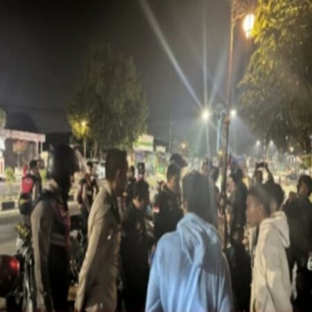 Patroli Cipkon Harkamtibmas yang digelar Polres Mojokerto Kota bersama organisasi perguruan beladiri, Sabtu (1/6/2024) malam. [Foto : ist]