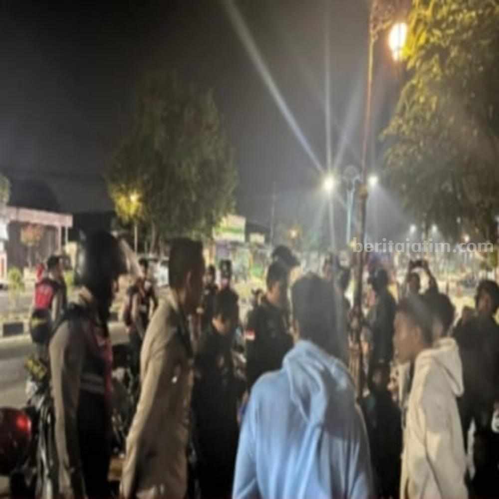 Patroli Cipkon Harkamtibmas yang digelar Polres Mojokerto Kota bersama organisasi perguruan beladiri, Sabtu (1/6/2024) malam. [Foto : ist]