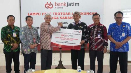 Bank Jatim Terangi Telaga Sarangan dan Bantu Mahasiswa Berprestasi foto beritajatim