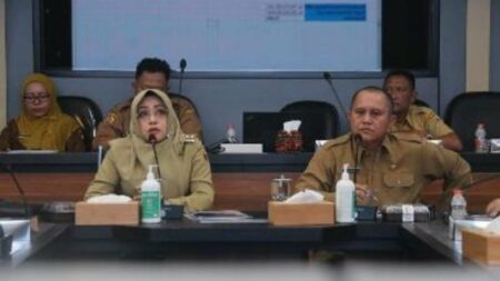 Bupati Mojokerto Ikfina Fahmawati saat memimpin rapat Monitoring dan Evaluasi Transaksi PDN dan UMK dalam rangka Insentif Fiskal Tahun Berjalan Tahun Anggaran 2024 di Smartroom Satya Bina Karya, Pemkab Mojokerto, Senin (3/6/2024). [Foto : ist]