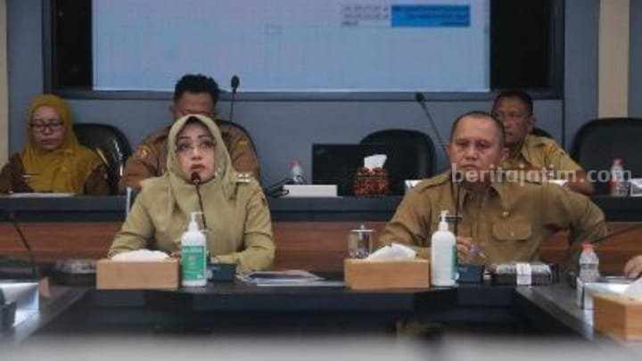Bupati Mojokerto Ikfina Fahmawati saat memimpin rapat Monitoring dan Evaluasi Transaksi PDN dan UMK dalam rangka Insentif Fiskal Tahun Berjalan Tahun Anggaran 2024 di Smartroom Satya Bina Karya, Pemkab Mojokerto, Senin (3/6/2024). [Foto : ist]