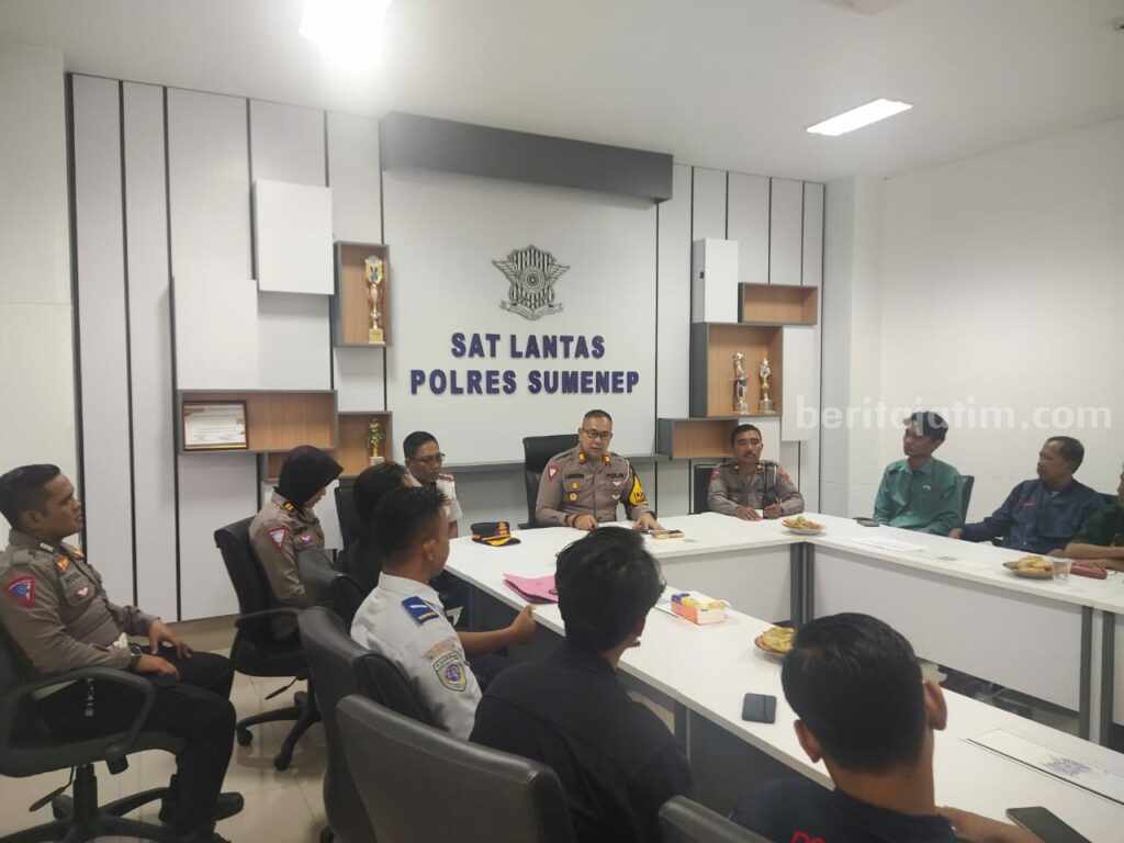 Kasat Lantas Polres Sumenep, AKP Alimuddin Nasution memimpin rakor dengan pemilik PO Bus (foto: ist)