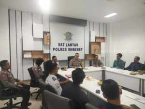 Polres Sumenep Minta Bos PO Bus Larang Sopir Merokok hingga Main Hp Kasat Lantas Polres Sumenep, AKP Alimuddin Nasution memimpin rakor dengan pemilik PO Bus (foto: ist)