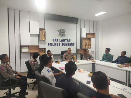 Kasat Lantas Polres Sumenep, AKP Alimuddin Nasution memimpin rakor dengan pemilik PO Bus (foto: ist)
