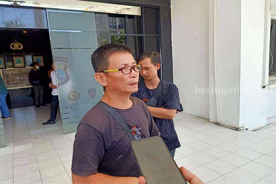 Ameng saat hendak melakukan pemeriksaan di Polrestabes Surabaya.