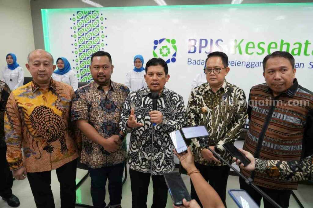 Foto Dirut BPJS Gufron Mukti (tengah) didampingi Pj Gubernur Jatim Adhy Karyono dan Bupati Gresik Fandi Akhmad Yani (dua dari kiri) usai peresmian kantor baru di Gresik.