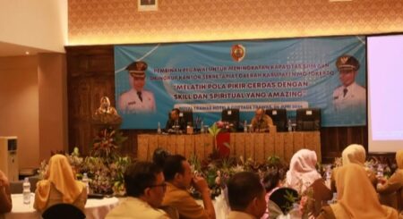 Bupati Mojokerto Ikfina Fahmawati saat menghadiri pembinaan peningkatan kapasitas SDM bagi ASN di lingkup kantor Sekretariat Daerah Kabupaten Mojokerto di aula salah satu hotel di kawasan Trawas, Kabupaten Mojokerto, Selasa (4/6/2024). [Foto : ist]