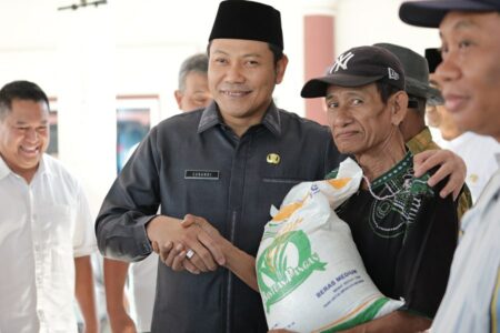 Plt Bupati Sidoarjo H. Subandi menyerahkan bantuan beras.