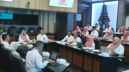 Bupati Mojokerto Ikfina Fahmawati saat menghadiri ASkS di smart room SBK, Pemkab Mojokerto, Rabu (5/6/2024). [Foto : ist]