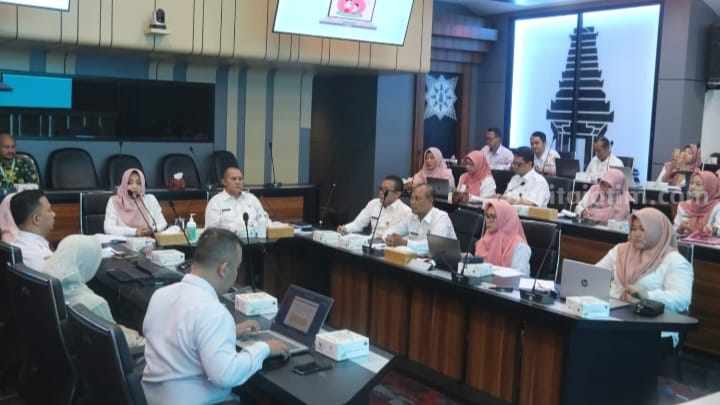 Bupati Mojokerto Ikfina Fahmawati saat menghadiri ASkS di smart room SBK, Pemkab Mojokerto, Rabu (5/6/2024). [Foto : ist]
