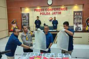 Polisi menunjukan denah asli lokasi tanah kas desa yang ditugar guling.