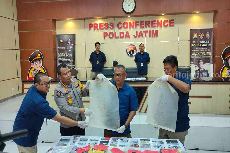 Polisi menunjukan denah asli lokasi tanah kas desa yang ditugar guling.