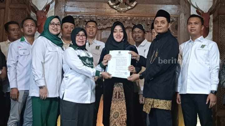 Deklarasi pasangan Idola (Ikfina - Gus Dulloh) di salah satu rumah makan di Desa Watesumpak, Kecamatan Trowulan, Kabupaten Mojokerto, Rabu (5/6/2024) kemarin. [Foto : ist]