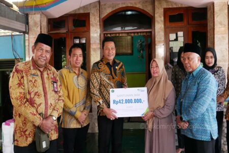 Plt. Bupati Sidoarjo Bersama BPJS Ketenagakerjaan Serahkan Santunan Perlindungan