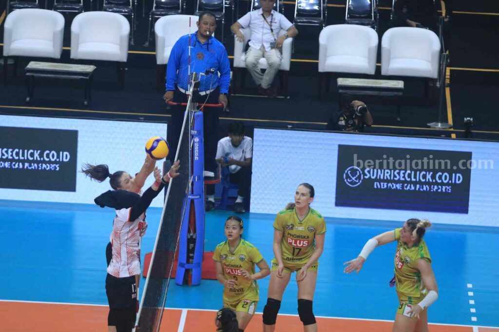 Foto tiga pemain Gresik Petrokimia (kuning) hanya bisa melihat saat dua pemain Jakarta BIN melakukan block di ajang proliga.