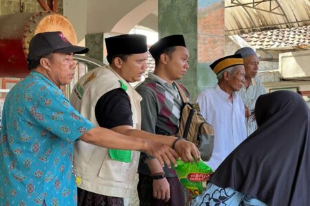 BAZNAS Sidoarjo Bagikan Ratusan Paket Beras di Dusun Kecamatan Buduran