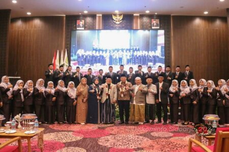 Plt Bupati Sidoarjo H. Subandi bersama para guru SMP dan SMA Islam Al Amin (Foto: Ist)