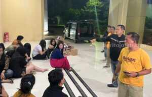 Polres Sumenep Sita Ratusan Botol Miras dan Tes Urine Puluhan Pengunjung foto beritajatim
